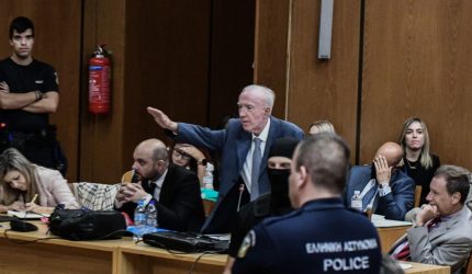 Παρέμβαση εισαγγελέα για τον ναζιστικό χαιρετισμό Πλεύρη στην δίκη της Χρυσής Αυγής
