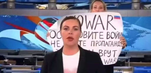 Ρωσία: Διατάχθηκε η σύλληψη της Οφσιάνικοβα για το πλακάτ κατά του πολέμου σε δελτίο ειδήσεων (ΒΙΝΤΕΟ)