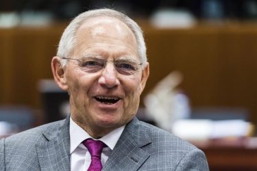 Η συμβουλή του Σόιμπλε στους Γερμανούς: Αν κρυώνετε, βάλτε δύο πουλόβερ!