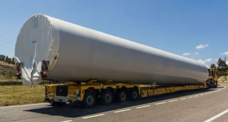 Θεσσαλονίκη: Γιγαντιαίο transport «εγκλωβίστηκε» στη γέφυρα Καλοχωρίου