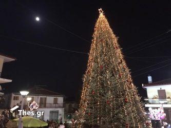 Ταξιάρχης: Φωταγωγήθηκε το πρώτο χριστουγεννιάτικο δέντρο στην Ελλάδα (ΒΙΝΤΕΟ & ΦΩΤΟ)