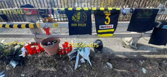 Καλαμαριά: Κασκόλ και φανέλες του Αρη στο σημείο που ξεψύχησε ο 19χρονος Αλέξανδρος (ΦΩΤΟ)