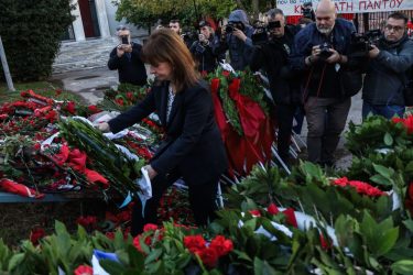 Συνθήματα την ώρα που η Σακελλαροπούλου κατέθετε στεφάνι στο Πολυτεχνείο (ΒΙΝΤΕΟ)