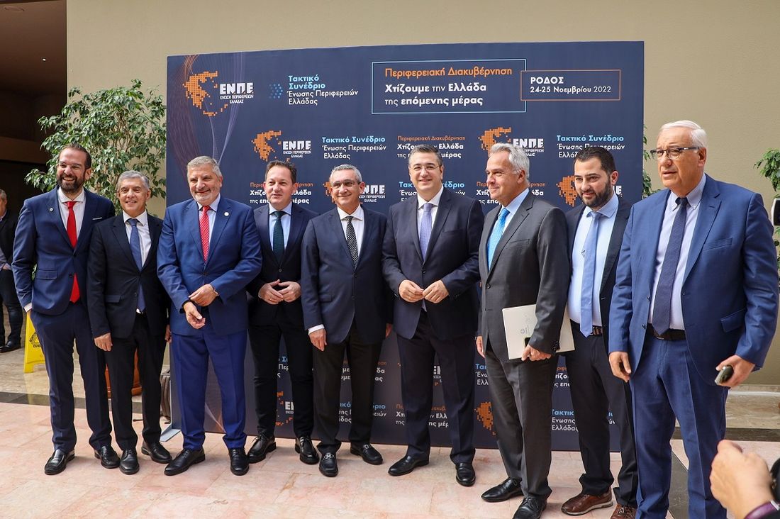 Απόστολος Τζιτζικώστας