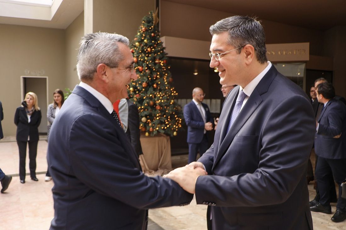 Απόστολος Τζιτζικώστας
