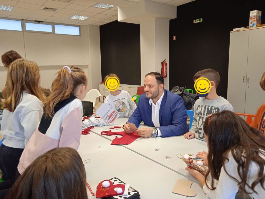 Δήμος Καλαμαριάς: Μαθητές συμμετείχαν στη δράση “Creative reuse of old clothes” και δημιούργησαν αντικείμενα με παλιά ρούχα