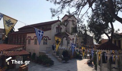 Ο Ναός των Ταξιαρχών στην Ανω Πόλη με τον λουλουδάτο αυλόγυρο και την ιστορία που ξεκινάει τον 14ο αιώνα (ΒΙΝΤΕΟ & ΦΩΤΟ)