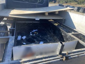 Θεσσαλονίκη: Χειροπέδες σε διακινητές που μετέφεραν παράνομους αλλοδαπούς σε ειδικές κρύπτες φορτηγών (ΦΩΤΟ)