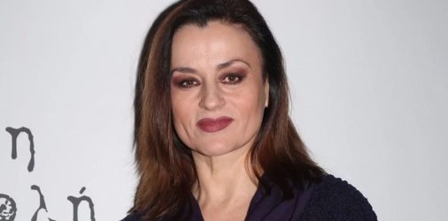 Καρυοφυλλιά Καραμπέτη: “Ντρεπόμουν να πω ότι θέλω να γίνω ηθοποιός”
