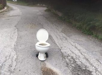 Σκηνές απείρου κάλλους στη Λακωνία – Κάλυψαν λακκούβα σε δρόμο με… τουαλέτα
