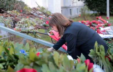 Κατέθεσε στεφάνι στο Πολυτεχνείο η Κατερίνα Σακελλαροπούλου