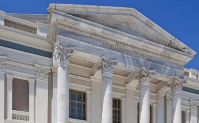 Πειραιάς: Κατέρρευσε μέρος της σκηνής στο Δημοτικό Θέατρο – Τραυματίστηκαν μαθητές
