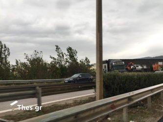 Θεσσαλονίκη: Νταλίκα δίπλωσε στον Περιφερειακό και χτύπησε ΙΧ (ΦΩΤΟ)