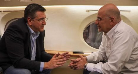 Στην Ελλάδα ο Απόστολος Τζιτζικώστας – Τον παρέλαβε με αεροσκάφος από τη Σμύρνη ο Δένδιας
