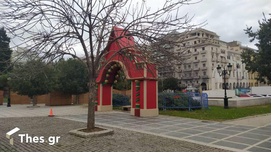 Ξεκίνησε να στήνεται το χωρίο του Άη Βασίλη πάνω από του άγαλμα της Βενιζέλου