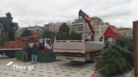 Ξεκίνησε να στήνεται το χωρίο του Άη Βασίλη πάνω από του άγαλμα της Βενιζέλου
