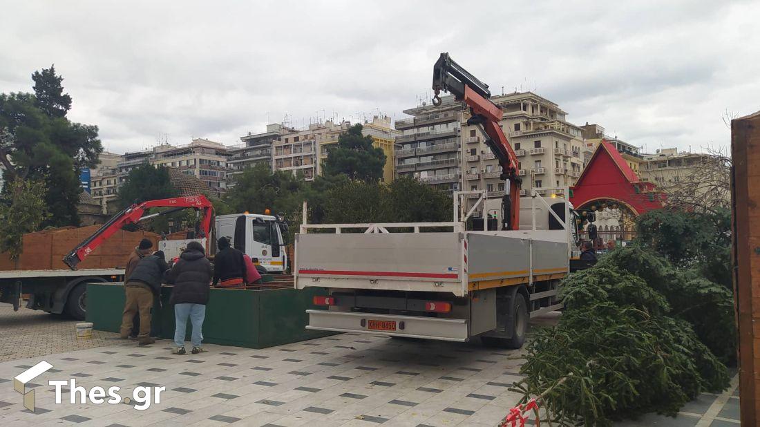 Ξεκίνησε να στήνεται το χωρίο του Άη Βασίλη πάνω από του άγαλμα της Βενιζέλου