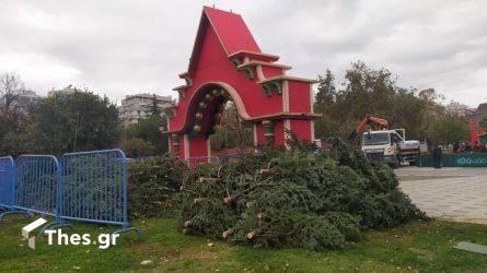 Ξεκίνησε να στήνεται το χωρίο του Άη Βασίλη πάνω από του άγαλμα της Βενιζέλου