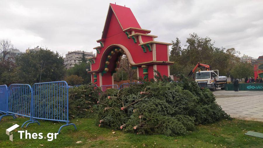 Ξεκίνησε να στήνεται το χωρίο του Άη Βασίλη πάνω από του άγαλμα της Βενιζέλου