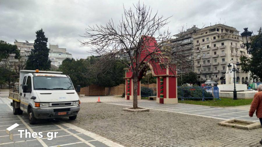 Ξεκίνησε να στήνεται το χωρίο του Άη Βασίλη πάνω από του άγαλμα της Βενιζέλου