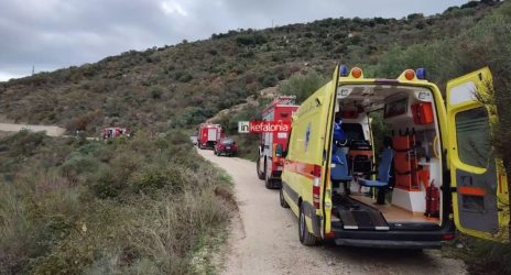 Τραγωδία στην Κεφαλονιά: Δύο νεκροί μετά από πτώση φορτηγού σε γκρεμό (ΦΩΤΟ)