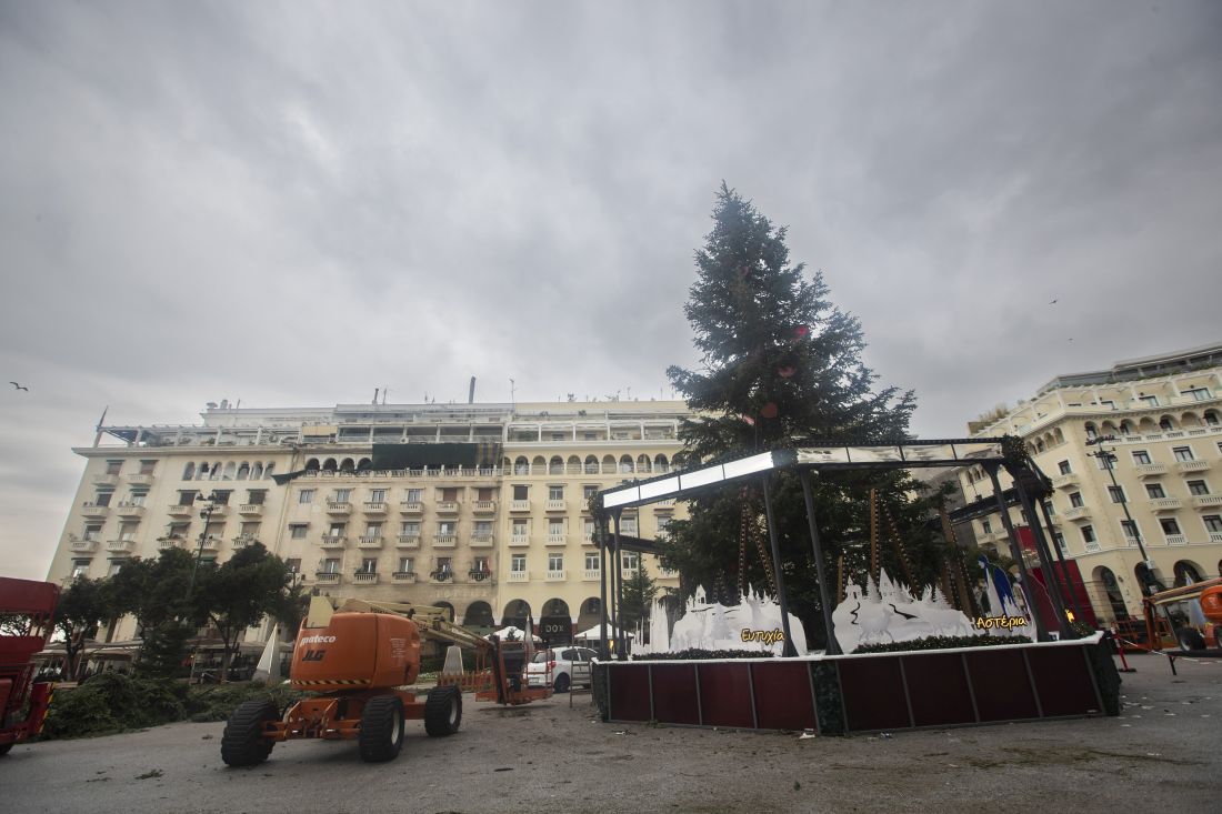Πλατεία Αριστοτέλους εργασίας στολισμός Χριστούγεννα