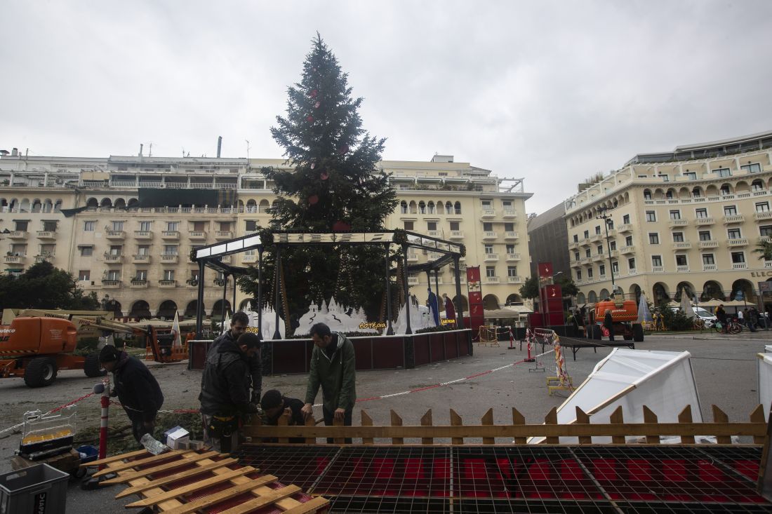 Πλατεία Αριστοτέλους εργασίας στολισμός Χριστούγεννα