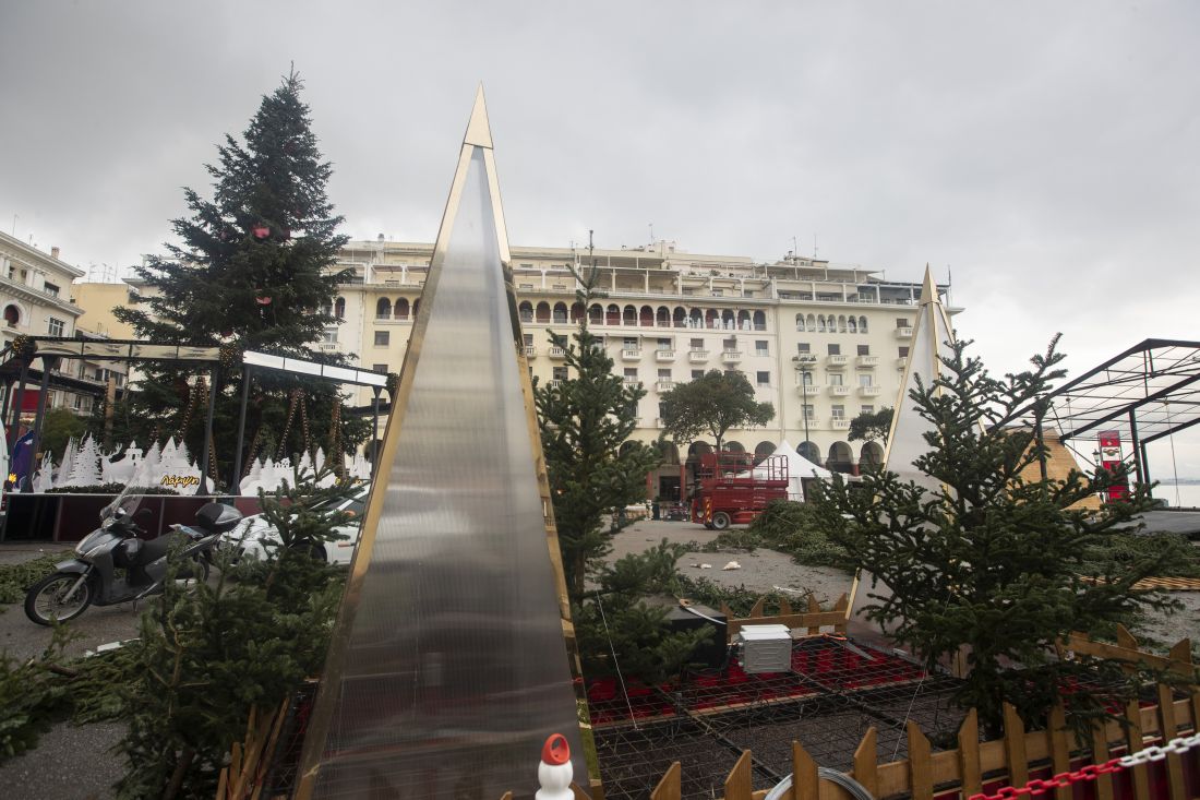 Πλατεία Αριστοτέλους εργασίας στολισμός Χριστούγεννα