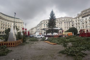 Θεσσαλονίκη: Στην τελική ευθεία ο στολισμός της πλατείας Αριστοτέλους (ΦΩΤΟ)