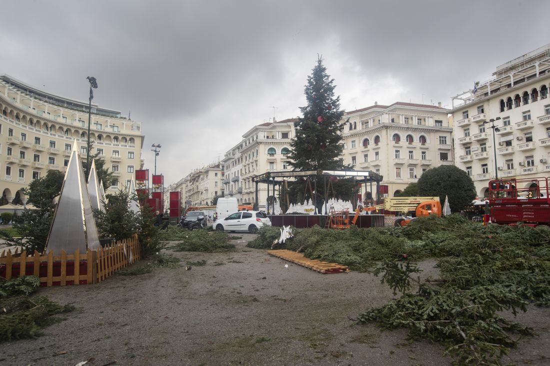 Πλατεία Αριστοτέλους εργασίας στολισμός Χριστούγεννα