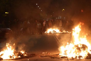 Επεισόδια στην Παλαιά Εθνική Οδό Αθηνών Θεσσαλονίκης – Καίνε λάστιχα οι Ρομά