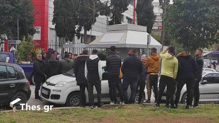 Θεσσαλονίκη: “Θα πάρουμε τον νόμο στα χέρια μας γιατί έχουμε νιώσει πολύ ρατσισμό”, λένε συγγενείς του 16χρονου