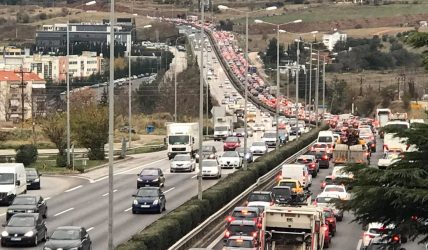 Θεσσαλονίκη: Μποτιλιάρισμα στον Περιφερειακό μετά την φωτιά στο σχολικό που μετέφερε παιδιά (ΦΩΤΟ)