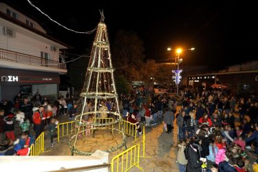 Δήμος Ωραιοκάστρου: Φωταγωγήθηκε το χριστουγεννιάτικο δέντρο στον Δρυμό (ΦΩΤΟ)