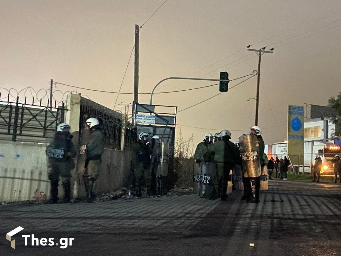 Σε εξέλιξη βρίσκονται τα επεισόδια ανάμεσα σε αστυνομικούς και Ρομά