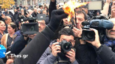 Θεσσαλονίκη: Ρομά σκίζουν και καίνε εικοσάευρα έξω από τα δικαστήρια (ΒΙΝΤΕΟ & ΦΩΤΟ)