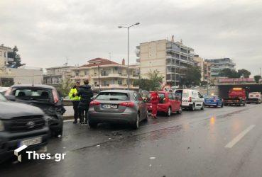 Θεσσαλονίκη: Καραμπόλα με τρία αυτοκίνητα στον Περιφερειακό – Τραυματίστηκε μια γυναίκα