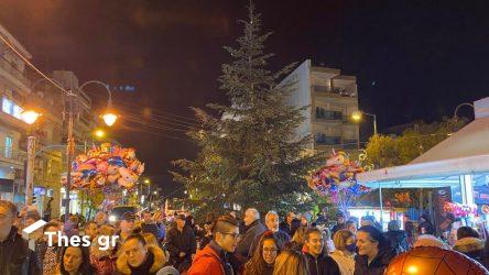 Θεσσαλονίκη: Φωταγωγήθηκε το χριστουγεννιάτικο δέντρο στην Νεάπολη (ΒΙΝΤΕΟ & ΦΩΤΟ)