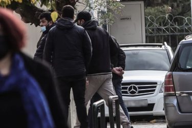 Κολωνός: Στον εισαγγελέα ο 57χρονος “Μιχάλης” που συνόδευε την 12χρονη στα αυτοκίνητα