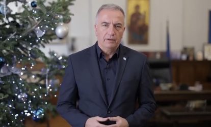 Οι ευχές του Σταύρου Καλαφάτη για τα Χριστούγεννα (ΒΙΝΤΕΟ)