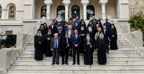 Δένδιας από Αγιο Ορος: “Οι δύσκολες περιστάσεις που πέρασε η Ελλάδα και οι οποίες, συν Θεώ, αντιμετωπίζονται” (ΦΩΤΟ)