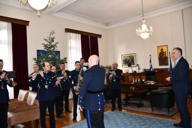 Καλαφάτης: Κάλαντα στο Διοικητήριο και τον Υφυπουργό Εσωτερικών (ΦΩΤΟ)