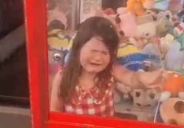 Σοκ: 4χρονη εγκλωβίστηκε σε μηχάνημα με λούτρινα επειδή προσπάθησε να κλέψει αρκουδάκι