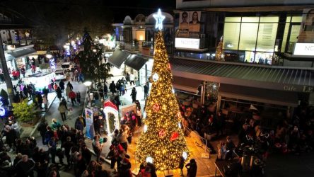 Φωταγωγήθηκε το Χριστουγεννιάτικο δέντρο του δήμου Ωραιοκάστρου