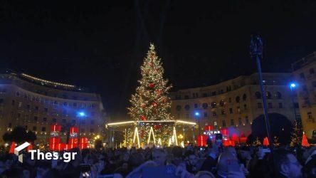 Θεσσαλονίκη: “Μύρισε” Χριστούγεννα στην πόλη – Φωταγωγήθηκε το δέντρο στην πλατεία Αριστοτέλους (ΒΙΝΤΕΟ & ΦΩΤΟ)