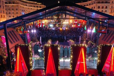 Θεσσαλονίκη: Πλήθος παιδιών και νέων τραγούδησαν χριστουγεννιάτικες μελωδίες στη γιορτινή Αριστοτέλους (ΦΩΤΟ)