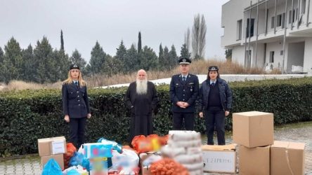 Αστυνομικοί προσφέρουν είδη πρώτης ανάγκης και δώρα σε ιδρύματα της δυτικής Μακεδονίας