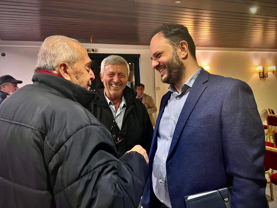 Γιάννης Δαρδαμανέλης συζητά με τους κατοίκους του Βυζαντίου