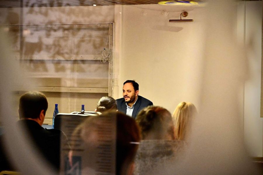 Γιάννης Δαρδαμανέλης συζητά με τους κατοίκους του Βυζαντίου