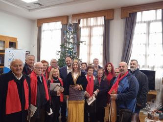 Θεσσαλονίκη: Παραμονή Χριστουγέννων στην Καλαμαριά με κάλαντα και ευχές απ’ όλους τους τόπους (ΦΩΤΟ)